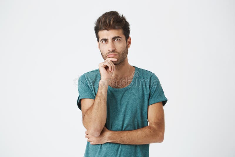 Hombre de moda, elegante con los ojos oscuros en la ropa casual que mira a un lado con mirada apacible y pensativa Individuo pens fotografía de archivo libre de regalías Hombre de moda, elegante con los ojos oscuros en la ropa casual que mira a un lado con mirada apacible y pensativa Individuo pens fotografía de archivo libre de regalías