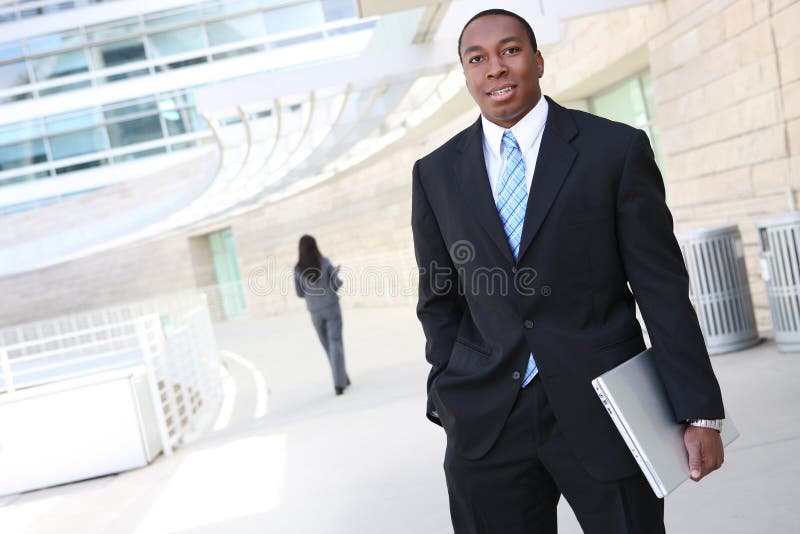 Hombre de negocios africano hermoso foto de archivo libre de regalías Hombre de negocios africano hermoso foto de archivo libre de regalías