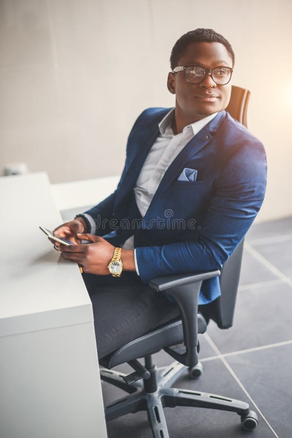 Hombre de negocios afroamericano pacífico en oficina moderna fotos de archivo Hombre de negocios afroamericano pacífico en oficina moderna fotos de archivo