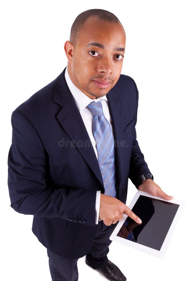 Hombre de negocios afroamericano que usa una tableta táctil - p africano