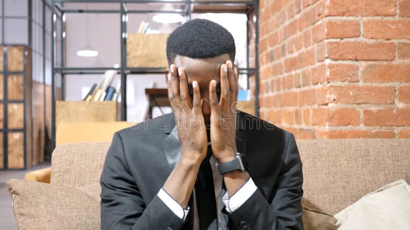 Hombre de negocios afroamericano Reacting To Failure, concepto de la tensión fotografía de archivo Hombre de negocios afroamericano Reacting To Failure, concepto de la tensión fotografía de archivo