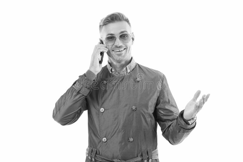 Hombre de negocios alegre y sonriente jefe de negocios con conversación telefónica en teléfono móvil imagenes de archivo