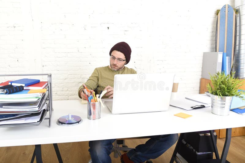Hombre de negocios atractivo joven del inconformista que trabaja de su Ministerio del Interior como modelo comercial independient imagen de archivo libre de regalías Hombre de negocios atractivo joven del inconformista que trabaja de su Ministerio del Interior como modelo comercial independient imagen de archivo libre de regalías