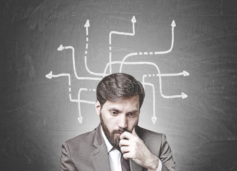 Hombre de negocios barbudo en duda, flechas, opción imágenes de archivo libres de regalías Hombre de negocios barbudo en duda, flechas, opción imágenes de archivo libres de regalías