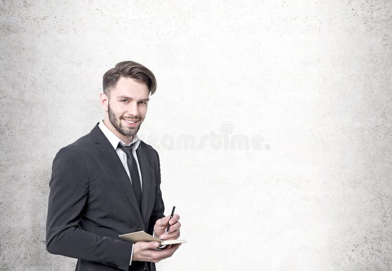 Hombre de negocios barbudo sonriente, muro de cemento imagen de archivo libre de regalías Hombre de negocios barbudo sonriente, muro de cemento imagen de archivo libre de regalías