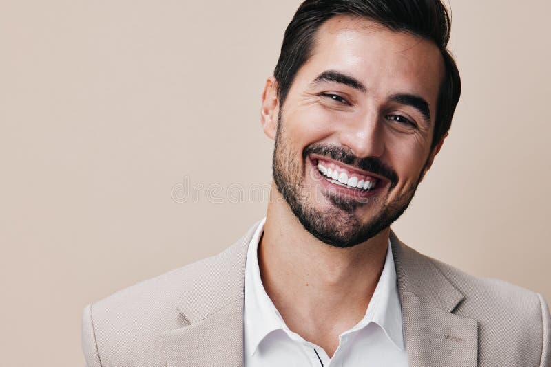 Hombre hombre de negocios bonito retrato traje beige sonriente negocios feliz espacio de copias foto de archivo