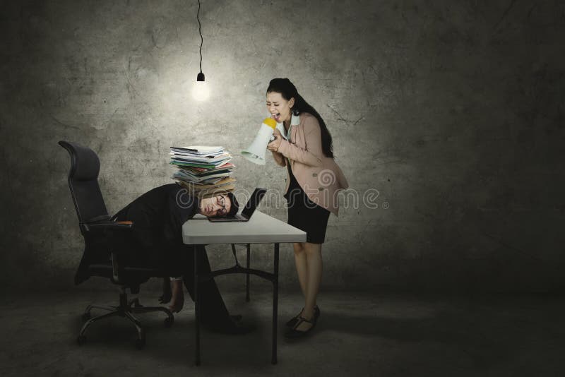 Hombre de negocios cansado que es gritado por su jefe imagen de archivo libre de regalías Hombre de negocios cansado que es gritado por su jefe imagen de archivo libre de regalías
