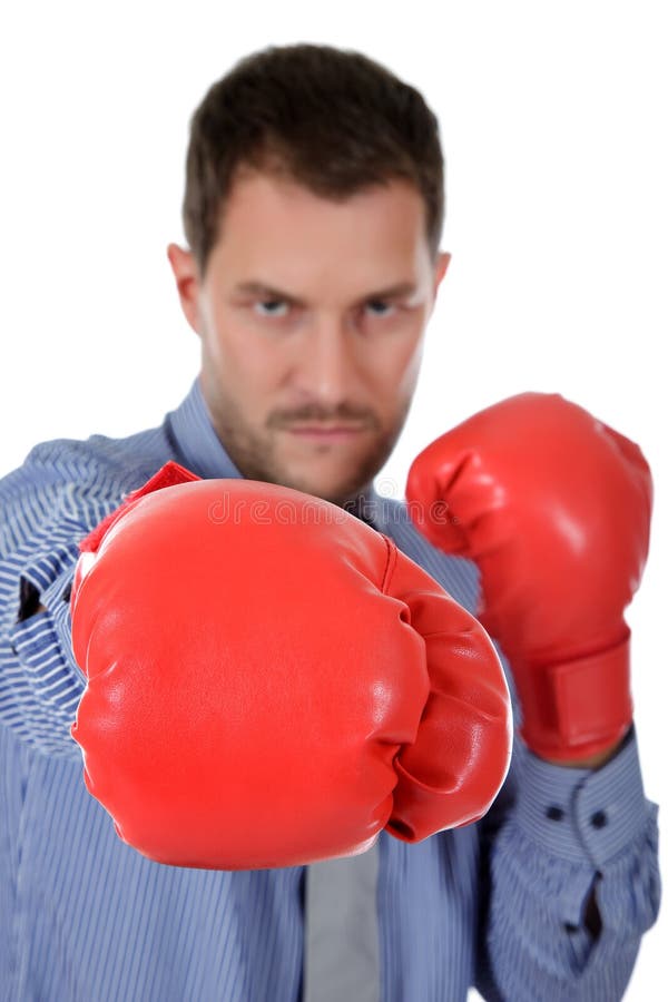 Hombre de negocios caucásico joven, guantes de boxeo fotografía de archivo libre de regalías Hombre de negocios caucásico joven, guantes de boxeo fotografía de archivo libre de regalías