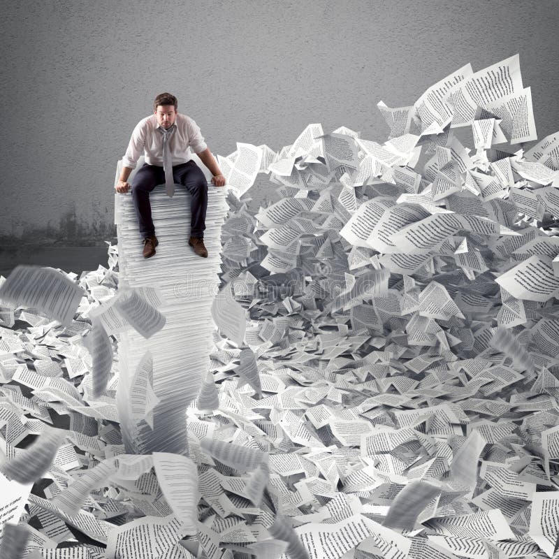 Hombre de negocios con la hoja de papel dondequiera Enterrado por concepto de la burocracia imagen de archivo libre de regalías Hombre de negocios con la hoja de papel dondequiera Enterrado por concepto de la burocracia imagen de archivo libre de regalías