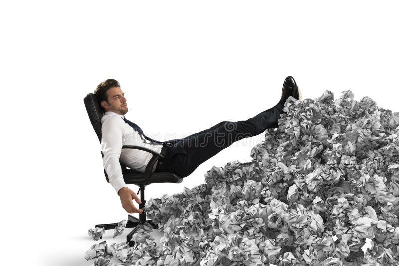 Hombre de negocios con la hoja de papel dondequiera Enterrado por la burocracia concepto de trabajo excesivo imágenes de archivo libres de regalías Hombre de negocios con la hoja de papel dondequiera Enterrado por la burocracia concepto de trabajo excesivo imágenes de archivo libres de regalías