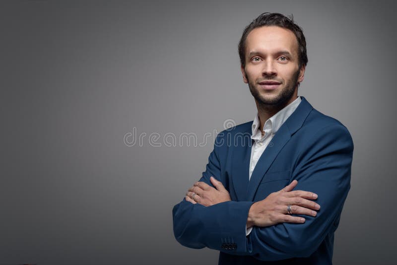 Hombre de negocios con los brazos cruzados foto de archivo libre de regalías Hombre de negocios con los brazos cruzados foto de archivo libre de regalías