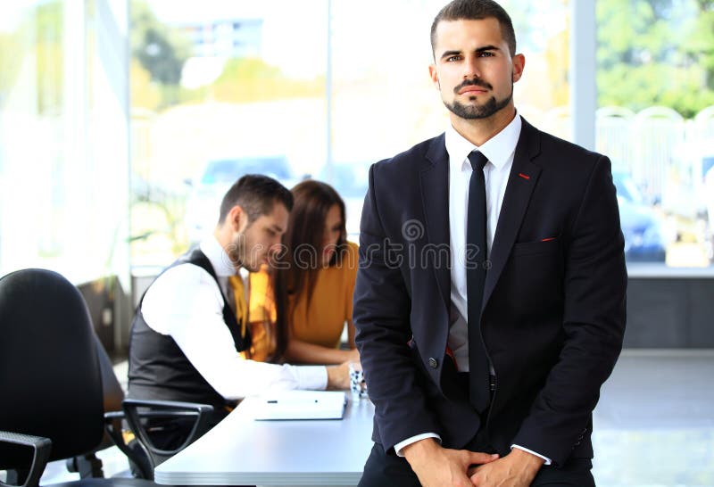 Hombre de negocios con los colegas en fondo foto de archivo libre de regalías Hombre de negocios con los colegas en fondo foto de archivo libre de regalías