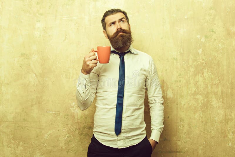 Hombre de negocios con té sorprendido de la bebida de la cara de la taza de café imagen de archivo Hombre de negocios con té sorprendido de la bebida de la cara de la taza de café imagen de archivo
