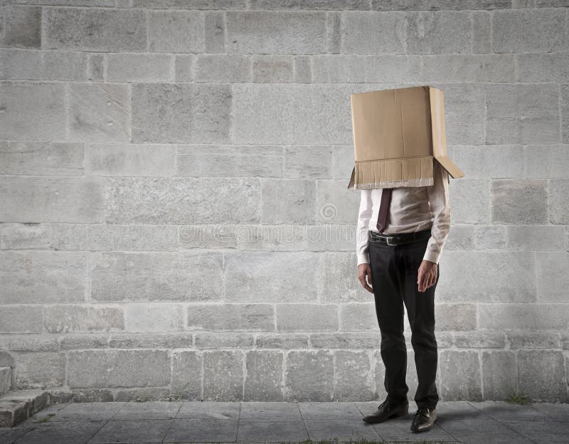 Hombre de negocios con una caja en su cabeza fotografía de archivo libre de regalías Hombre de negocios con una caja en su cabeza fotografía de archivo libre de regalías