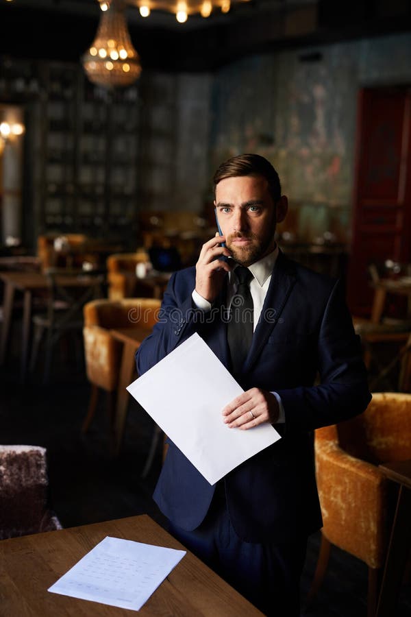 Hombre de negocios concentrado usando el teléfono móvil fotografía de archivo Hombre de negocios concentrado usando el teléfono móvil fotografía de archivo