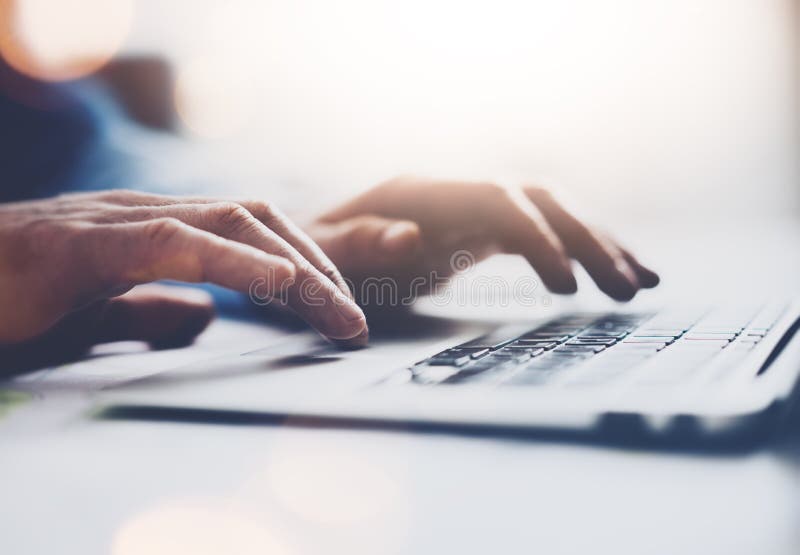 Hombre de negocios de la foto que trabaja con el cuaderno genérico del diseño Mensaje que mecanografía, teclado de las manos Fond imagenes de archivo Hombre de negocios de la foto que trabaja con el cuaderno genérico del diseño Mensaje que mecanografía, teclado de las manos Fond imagenes de archivo