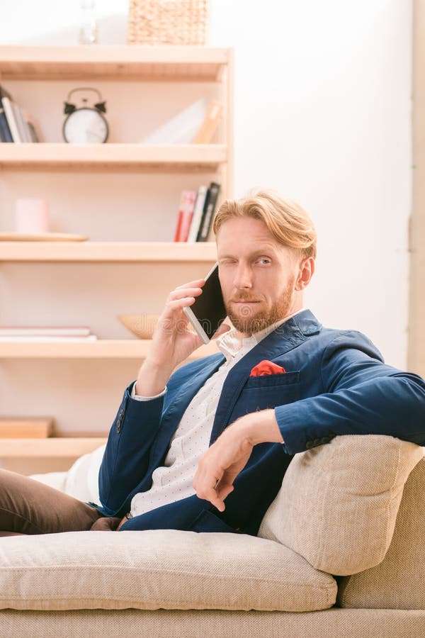 Hombre de negocios de Rich European usando el teléfono móvil o elegante fotos de archivo Hombre de negocios de Rich European usando el teléfono móvil o elegante fotos de archivo
