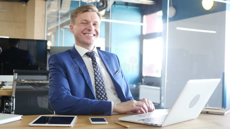 Hombre de negocios de risa In Office almacen de metraje de vídeo