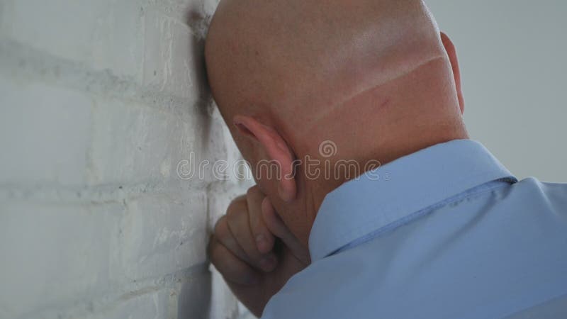 Hombre de negocios decepcionado Image Standing Near una pared dentro del sitio de la oficina fotografía de archivo libre de regalías Hombre de negocios decepcionado Image Standing Near una pared dentro del sitio de la oficina fotografía de archivo libre de regalías