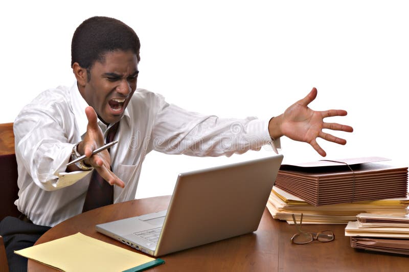 Hombre de negocios del African-American que trabaja en la computadora portátil foto de archivo libre de regalías Hombre de negocios del African-American que trabaja en la computadora portátil foto de archivo libre de regalías