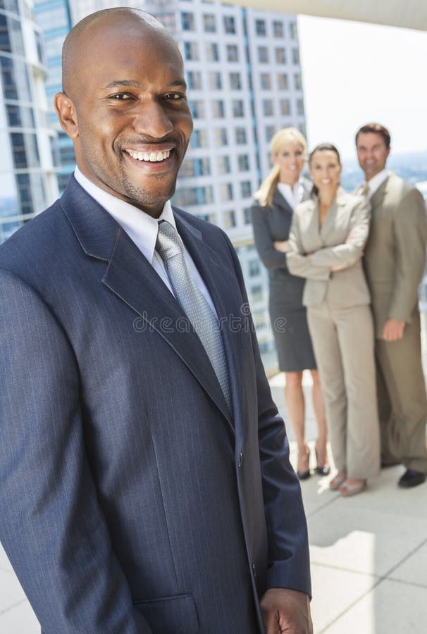 Hombre de negocios del afroamericano y personas del asunto fotografía de archivo Hombre de negocios del afroamericano y personas del asunto fotografía de archivo