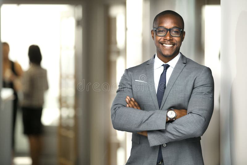 Hombre de negocios ejecutivo afroamericano alegre hermoso en la oficina del espacio de trabajo foto de archivo libre de regalías