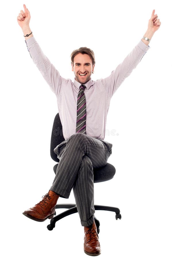 Hombre de negocios emocionado que aumenta sus manos imagenes de archivo Hombre de negocios emocionado que aumenta sus manos imagenes de archivo