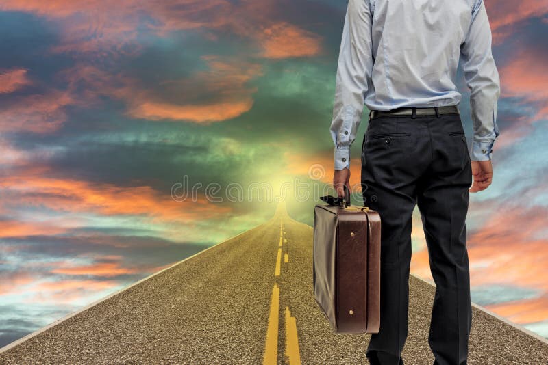 Hombre de negocios en el camino al futuro en la puesta del sol imagenes de archivo Hombre de negocios en el camino al futuro en la puesta del sol imagenes de archivo