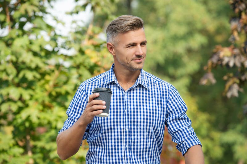 Hombre de negocios en el descanso del café. empresario relajante con taza de café. ceo con tiempo libre. receso de negocios para b fotos de archivo