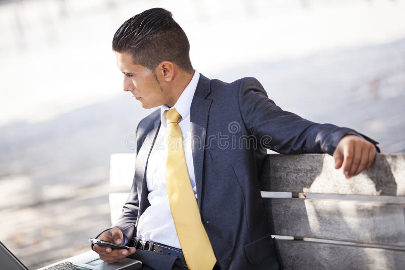 Hombre de negocios en el parque fotografía de archivo libre de regalías Hombre de negocios en el parque fotografía de archivo libre de regalías