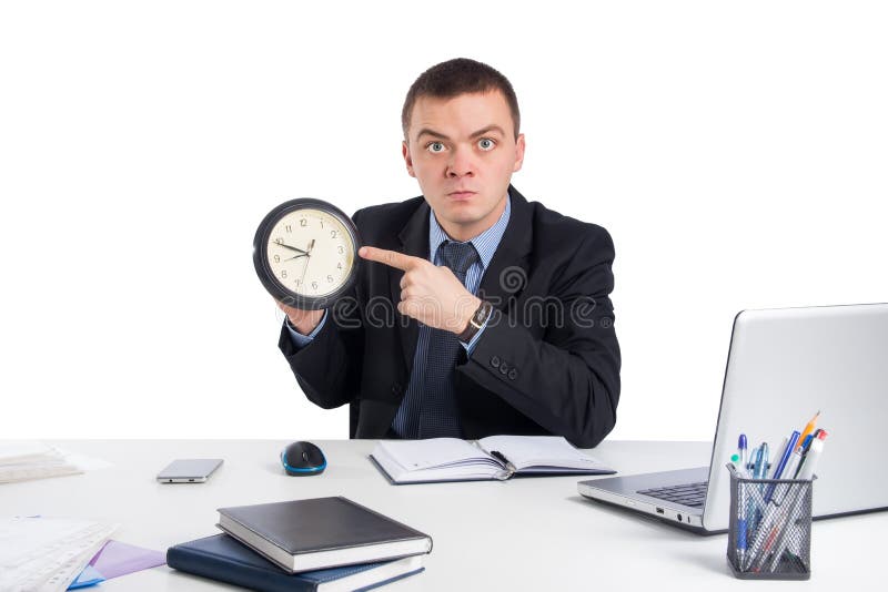 Hombre de negocios en el reloj de la tenencia del traje que muestra una época aislado en el fondo blanco imágenes de archivo libres de regalías Hombre de negocios en el reloj de la tenencia del traje que muestra una época aislado en el fondo blanco imágenes de archivo libres de regalías