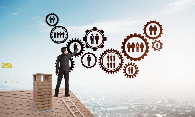 Hombre de negocios en el tejado de la casa que presenta concepto del trabajo en equipo y de la conexión Técnicas mixtas imagen de archivo Hombre de negocios en el tejado de la casa que presenta concepto del trabajo en equipo y de la conexión Técnicas mixtas imagen de archivo