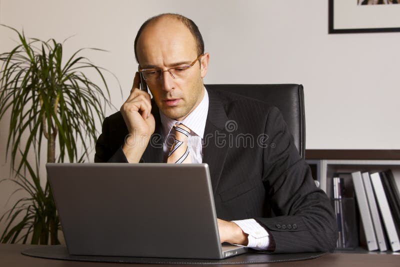 Hombre de negocios en el trabajo foto de archivo libre de regalías Hombre de negocios en el trabajo foto de archivo libre de regalías