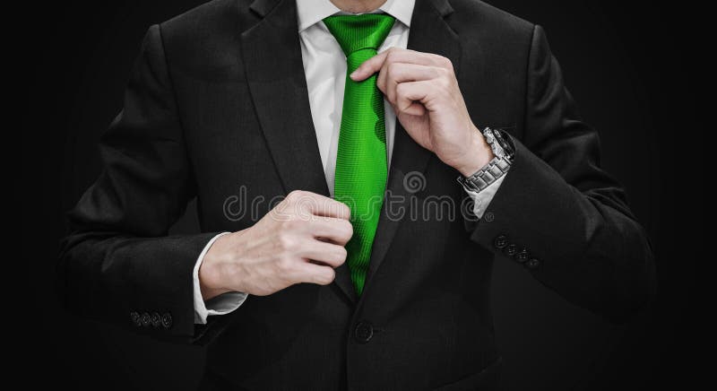 Rechazado ancla Emular Hombre De Negocios En El Traje Negro Que Ata La Corbata Verde, En Fondo  Negro De La Ilustración Imagen de archivo - Imagen de fondos, ambiente:  111897059