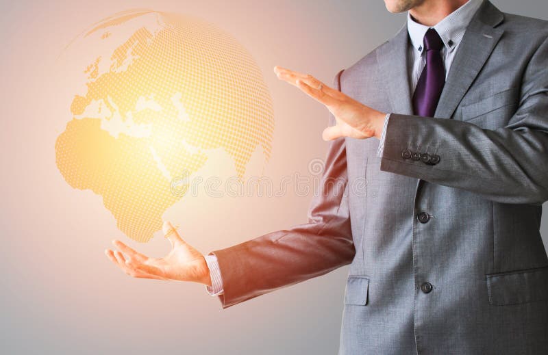 Hombre de negocios en traje con el globo del mundo en color anaranjado imágenes de archivo libres de regalías Hombre de negocios en traje con el globo del mundo en color anaranjado imágenes de archivo libres de regalías