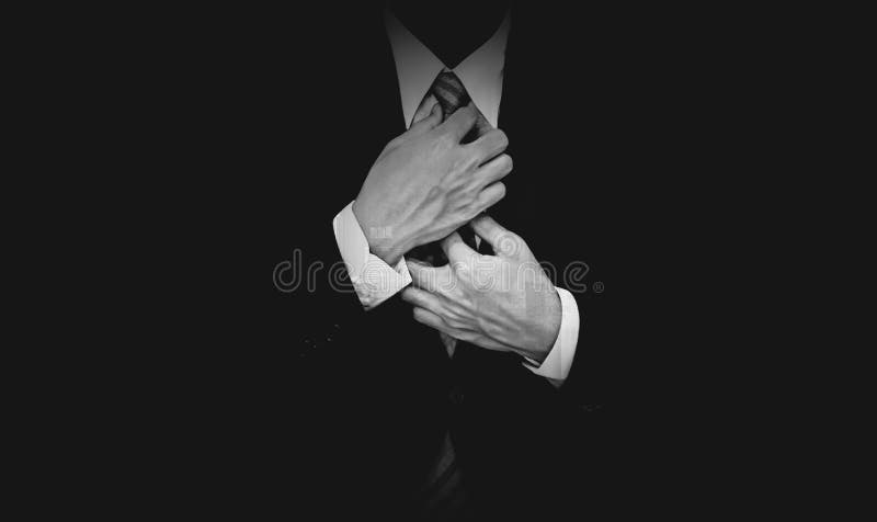 Hombre de negocios en traje negro en el fondo negro, blanco y negro foto de archivo Hombre de negocios en traje negro en el fondo negro, blanco y negro foto de archivo