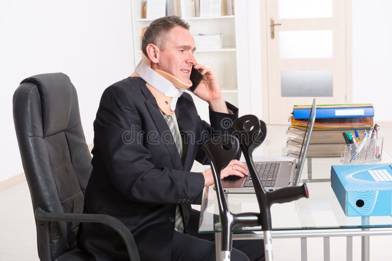 Hombre de negocios enfermo en el trabajo imagen de archivo libre de regalías Hombre de negocios enfermo en el trabajo imagen de archivo libre de regalías