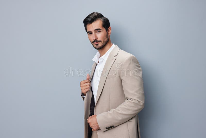 Hombre de negocios exitoso feliz sonriente traje de espacio de copias bonito retrato beige imagen de archivo libre de regalías