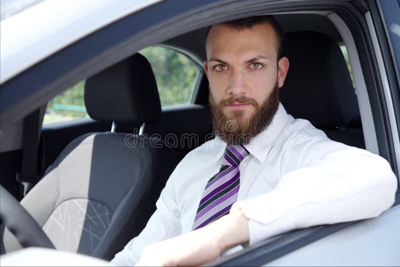 Hombre de negocios feliz con el nuevo coche que mira la cámara fotos de archivo Hombre de negocios feliz con el nuevo coche que mira la cámara fotos de archivo