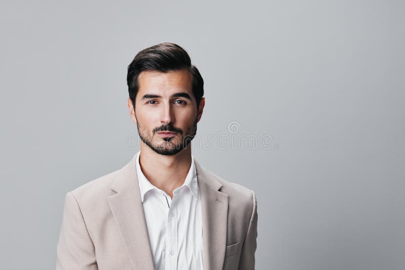 Hombre de negocios feliz cruzado traje de negocios opyspace beige sonriente apuesto retrato fotos de archivo