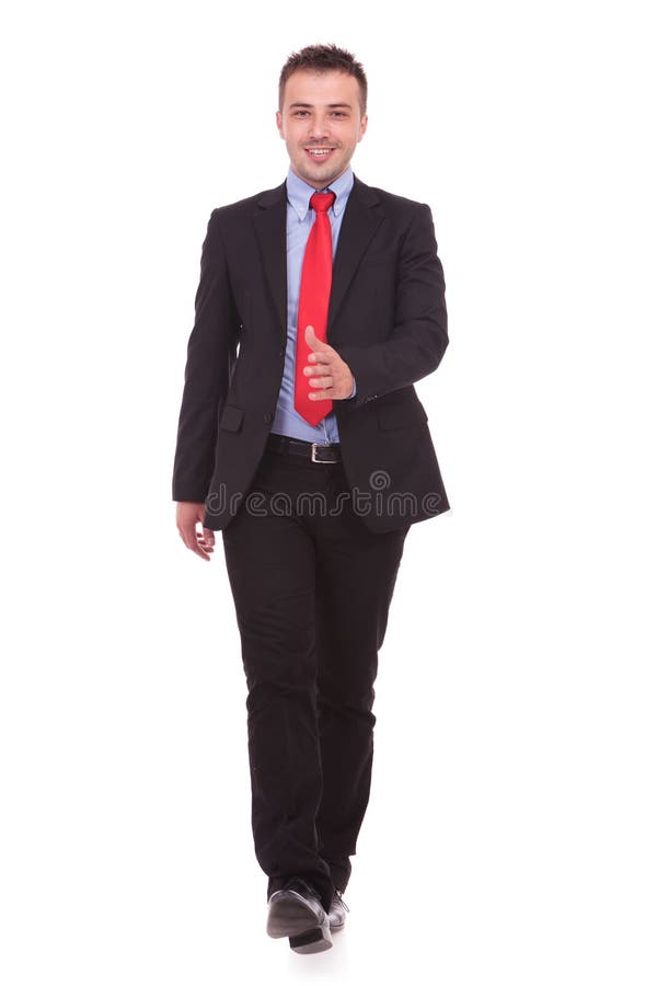 Hombre de negocios feliz que camina en el fondo blanco del estudio imagen de archivo libre de regalías Hombre de negocios feliz que camina en el fondo blanco del estudio imagen de archivo libre de regalías