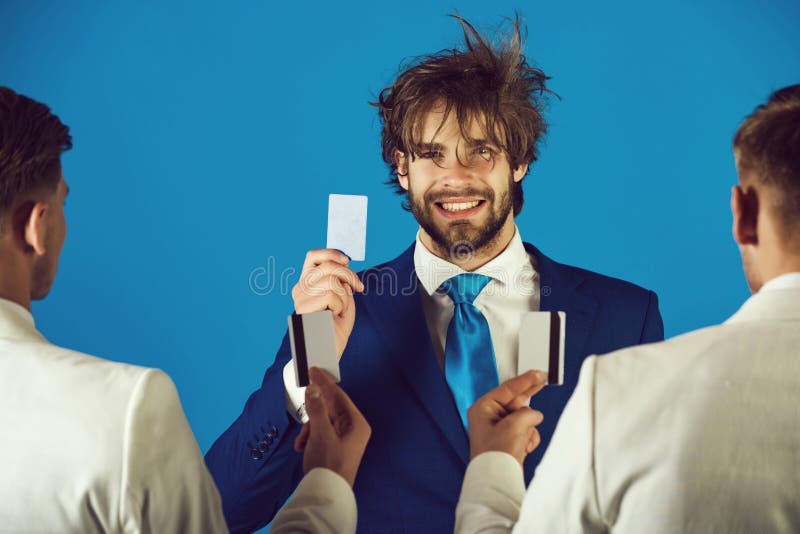 Hombre de negocios feliz que sonr?e con la cara y la tarjeta felices a disposici?n imagen de archivo libre de regalías Hombre de negocios feliz que sonr?e con la cara y la tarjeta felices a disposici?n imagen de archivo libre de regalías