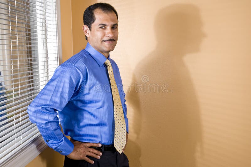 Hombre de negocios hispánico de mediana edad confidente imagen de archivo