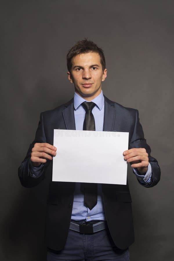 Hombre de negocios Holding una muestra en blanco foto de archivo Hombre de negocios Holding una muestra en blanco foto de archivo