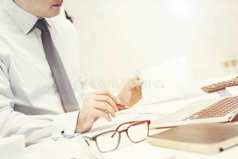 Hombre de negocios irreconocible que trabaja en oficina foto de archivo Hombre de negocios irreconocible que trabaja en oficina foto de archivo