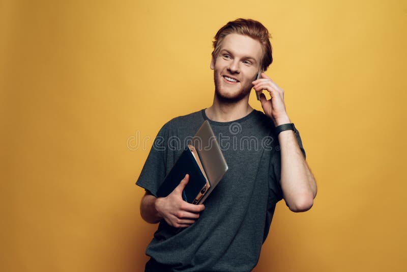 Hombre de negocios joven alegre Holding Laptop del retrato imagenes de archivo Hombre de negocios joven alegre Holding Laptop del retrato imagenes de archivo