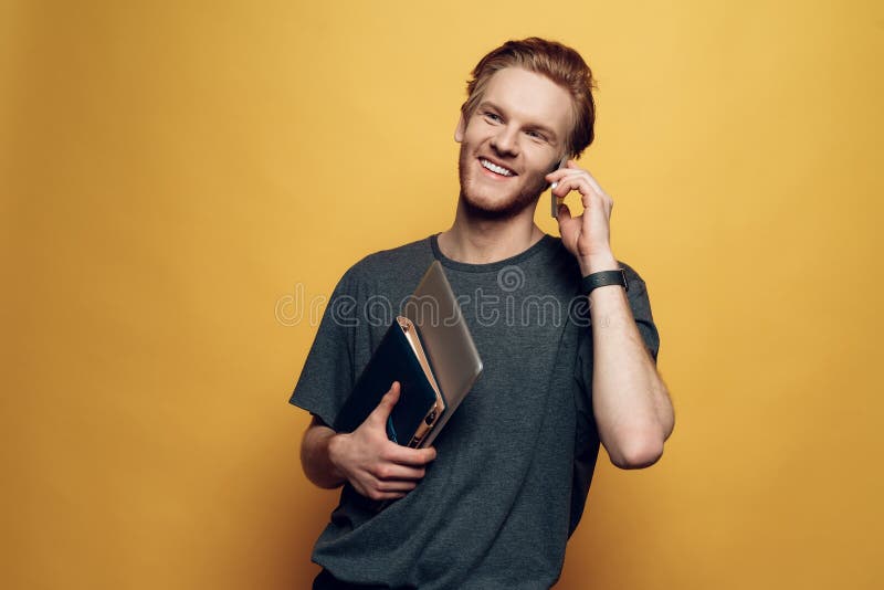 Hombre de negocios joven alegre Holding Laptop del retrato imagen de archivo libre de regalías Hombre de negocios joven alegre Holding Laptop del retrato imagen de archivo libre de regalías