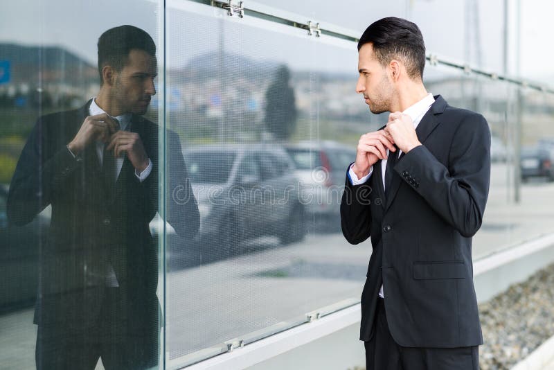 Hombre de negocios joven cerca de un edificio de oficinas imagen de archivo Hombre de negocios joven cerca de un edificio de oficinas imagen de archivo
