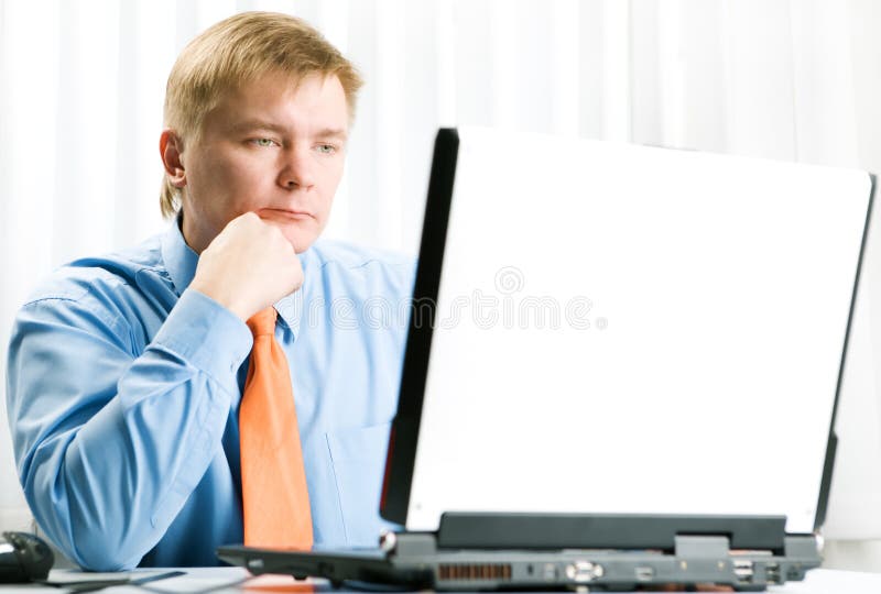 Hombre de negocios joven con la computadora portátil imagenes de archivo Hombre de negocios joven con la computadora portátil imagenes de archivo