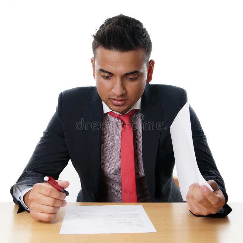 Hombre de negocios joven con papeleo foto de archivo